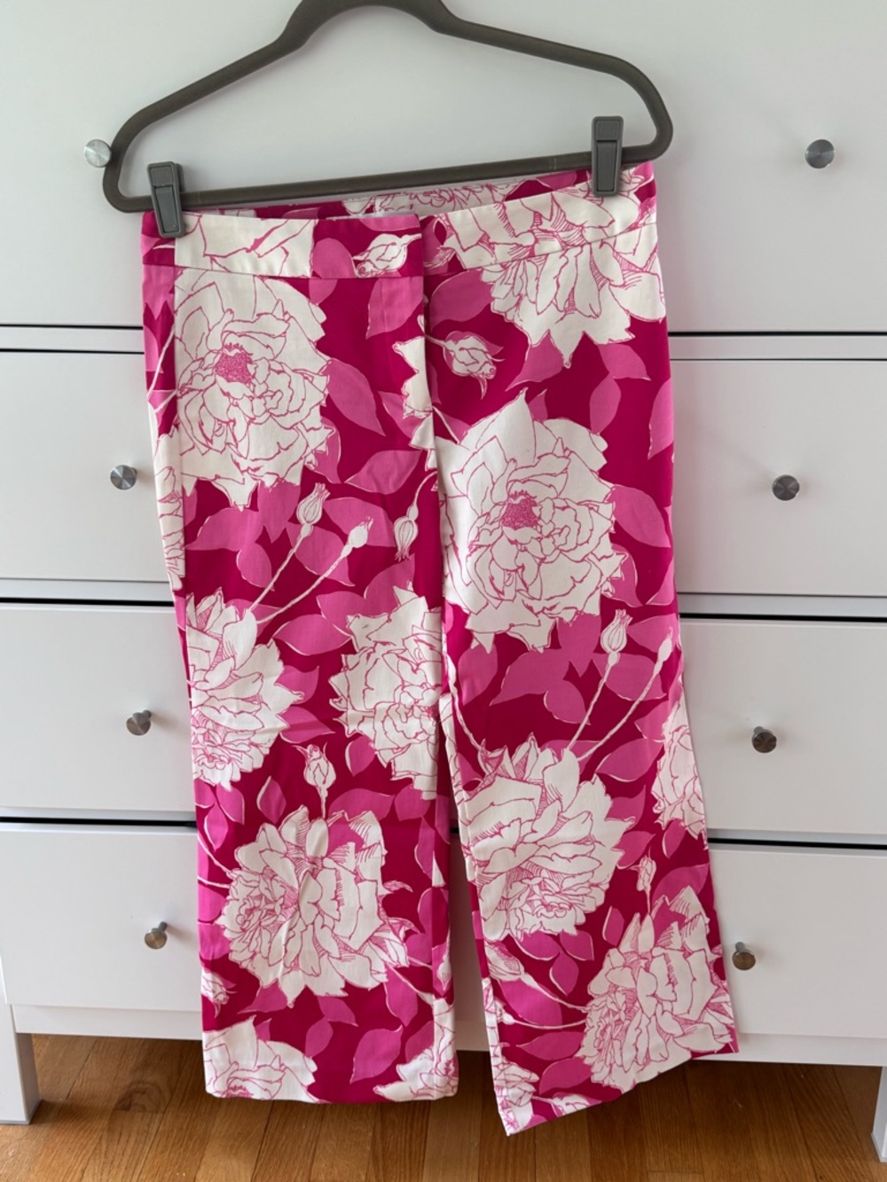 EUC Trina Turk Pink & White Floral Capris